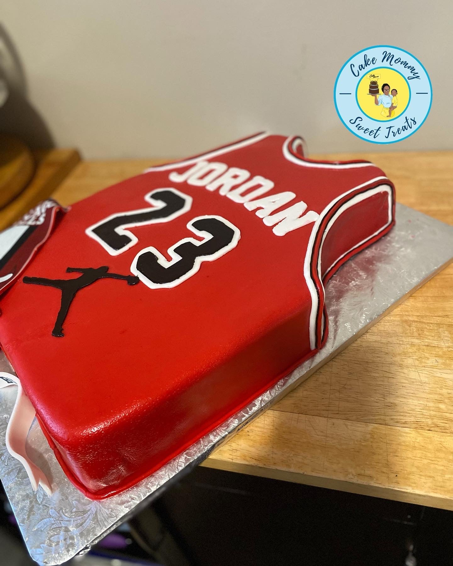 Bulls Jersey Cake with buttercream frosting covered with fondant
